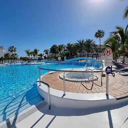 Beachfront No 3 With Fantastic Sea-view, Heated Pool, Close To The Sea 美洲海滩